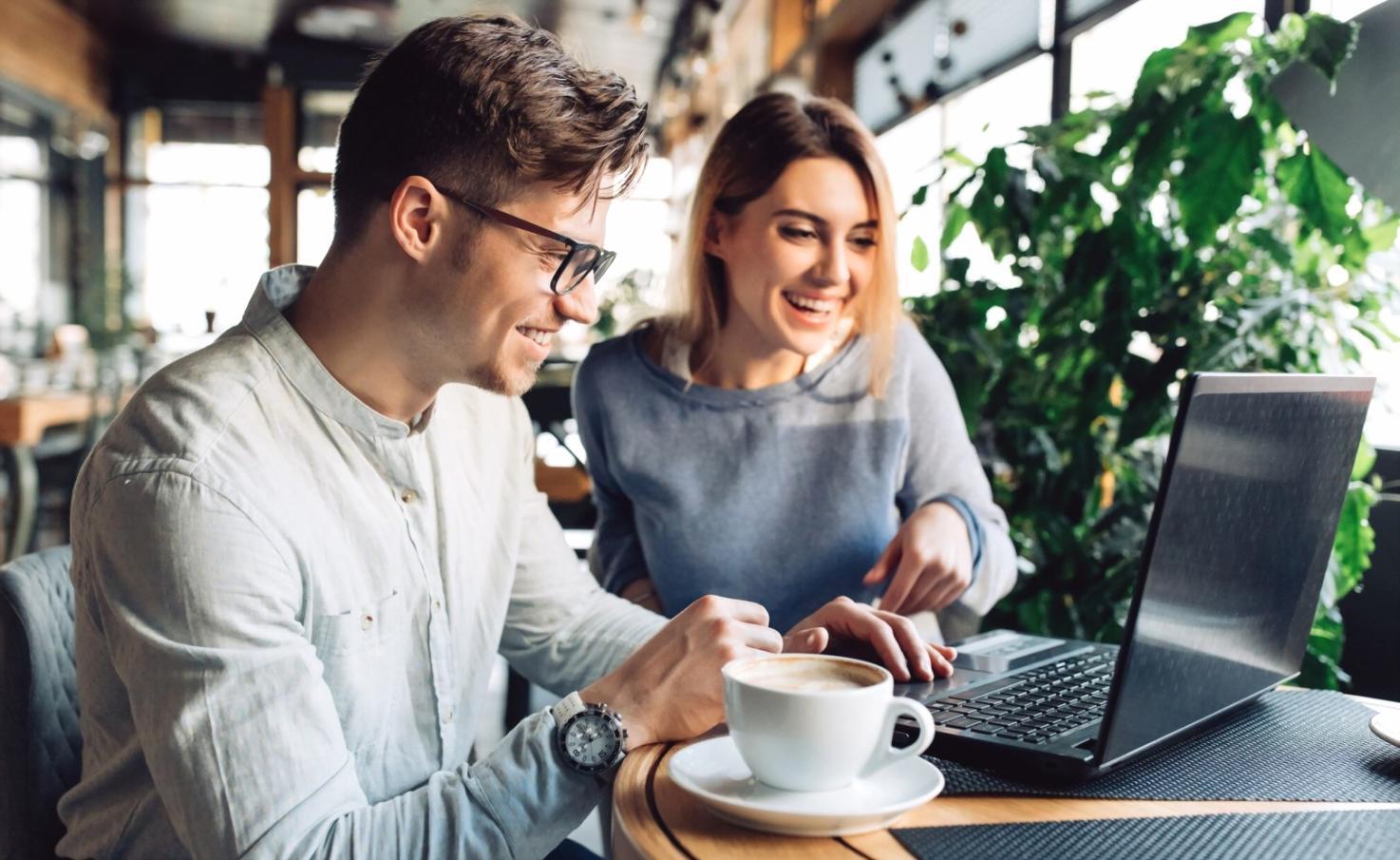 Étudiant analysant des graphiques financiers sur plusieurs écrans